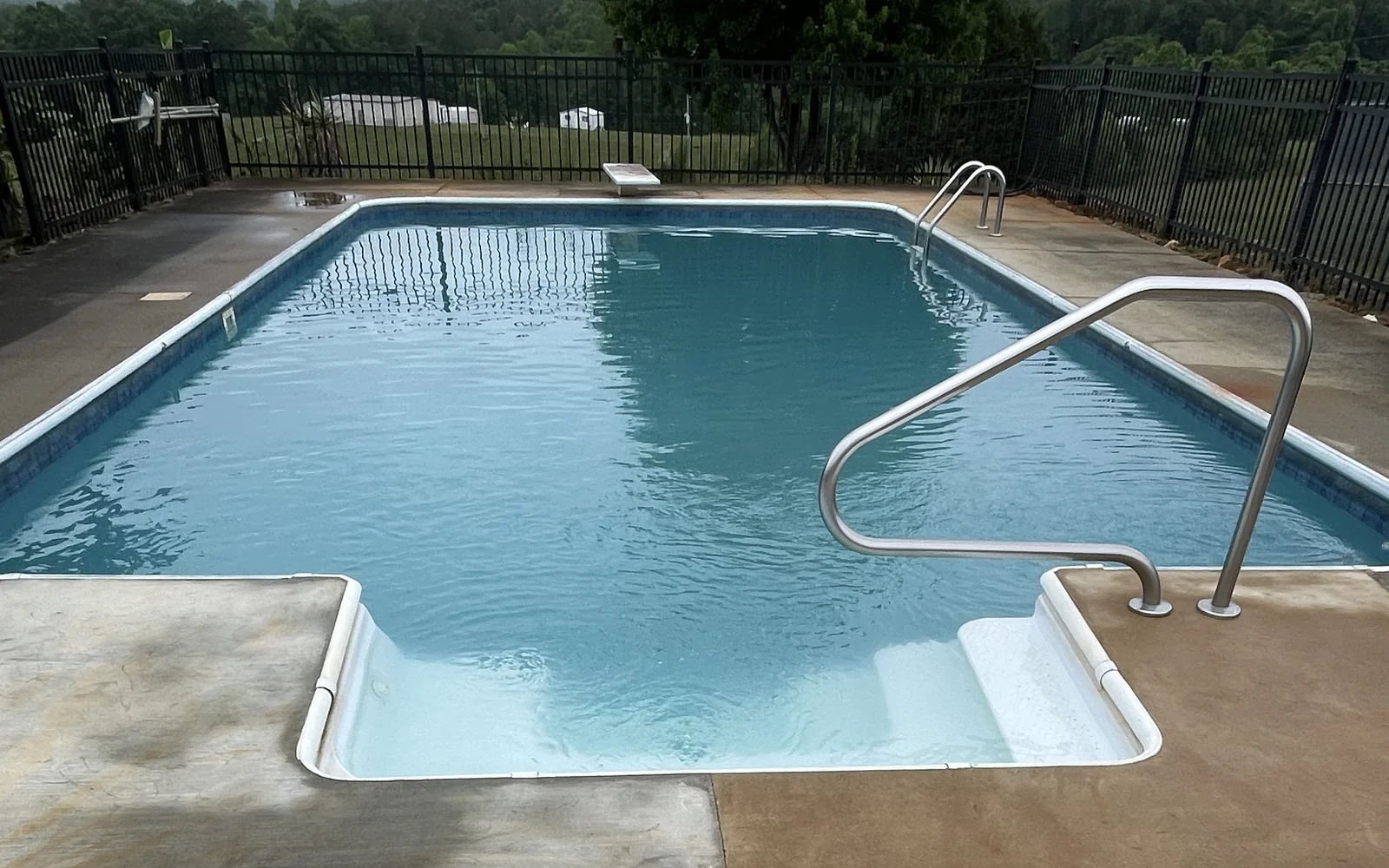 Crystal clear pool water after Besck professional cleaning